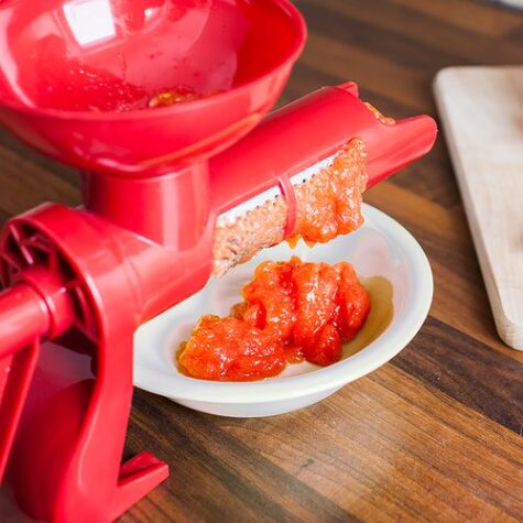Käsipress tomatite püreestamiseks